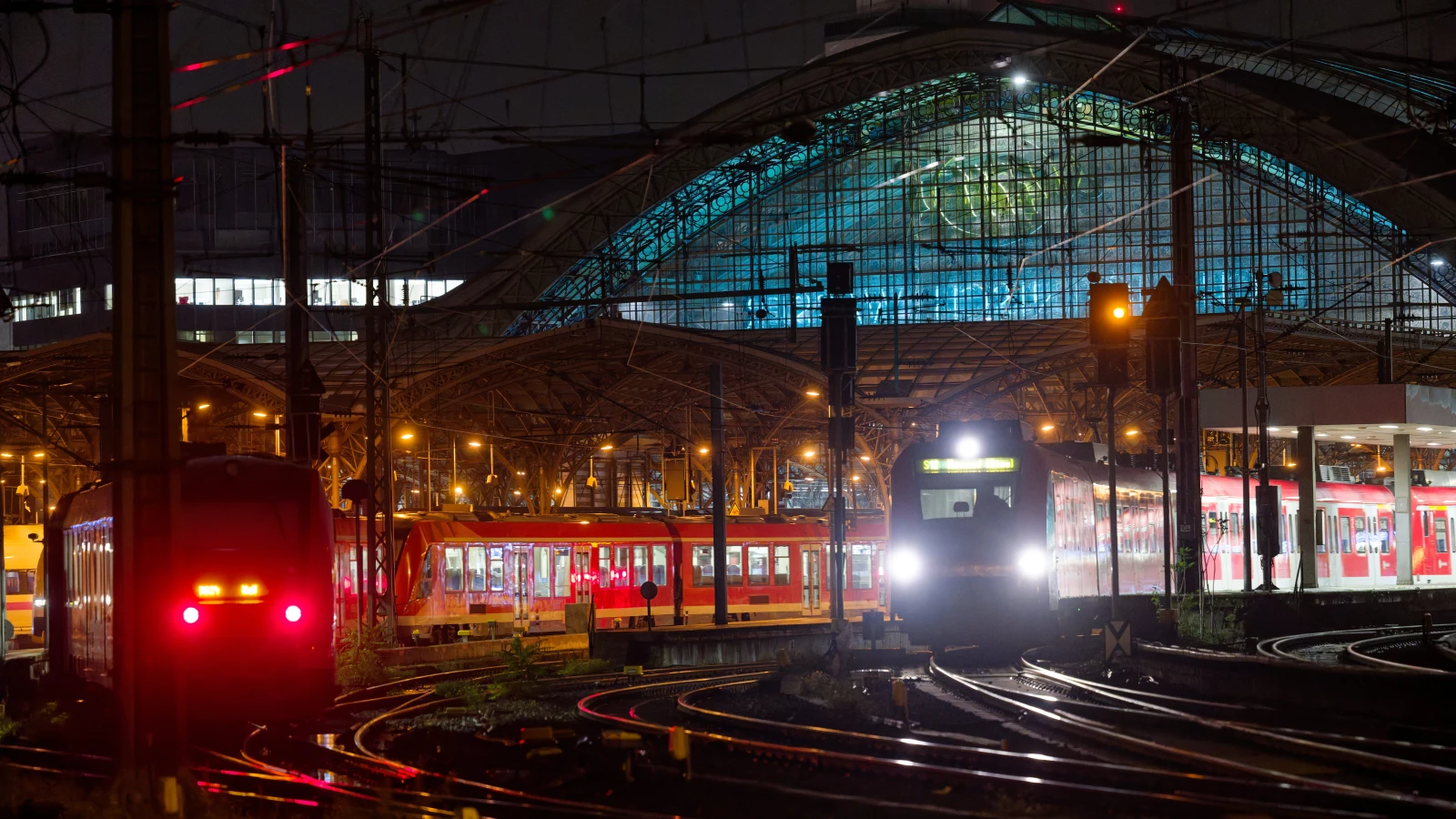 Köln’de Tren Trafiği Yeniden Normale Döndü, © Henning Kaiser/dpa Köln’de Tren Trafiği Yeniden Normale Döndü, © Henning Kaiser/dpa