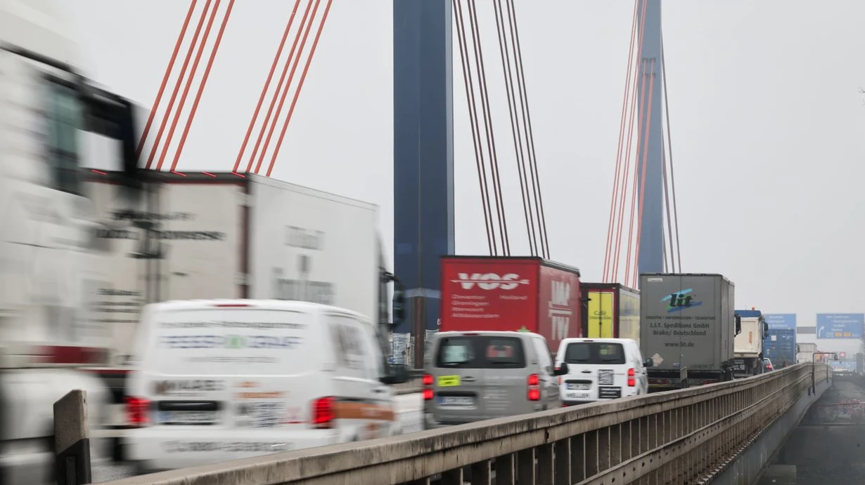 Hamburg’da Sabah Trafiği Felç: A7 ve Köhlbrand Köprüsü'nde Uzun Kuyruklar!, © Christian Charisius/dpa Hamburg’da Sabah Trafiği Felç: A7 ve Köhlbrand Köprüsü'nde Uzun Kuyruklar!, © Christian Charisius/dpa