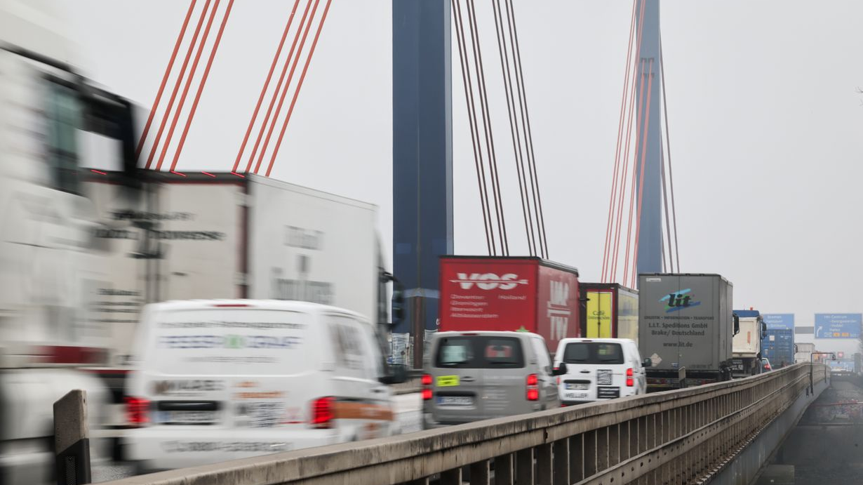 Hamburg’da Sabah Trafiği Felç: A7 ve Köhlbrand Köprüsü'nde Uzun Kuyruklar!, © Christian Charisius/dpa