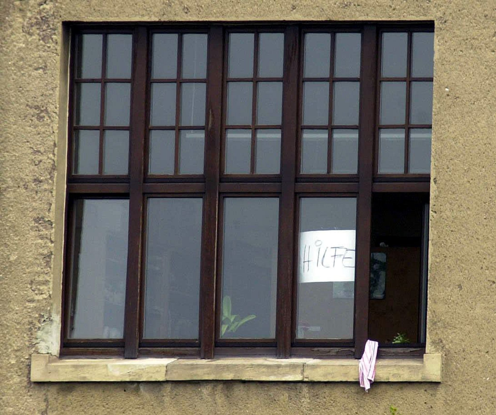 In einem Fenster des Erfurter Gutenberg-Gymnasiums ist ein Zettel mit dem Wort «Hilfe» angebracht.