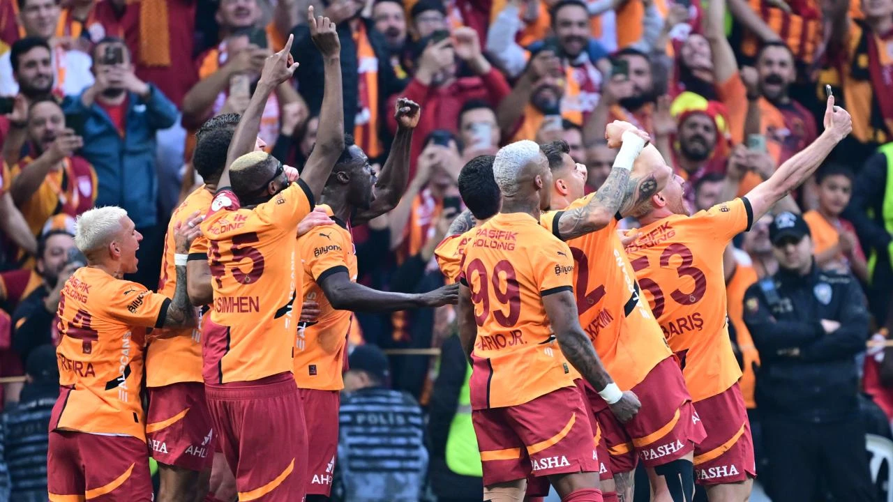 Galatasaray 25. Kez Süper Lig Şampiyonu: 5. Yıldız Arma’da!, © aa.com.tr Galatasaray 25. Kez Süper Lig Şampiyonu: 5. Yıldız Arma’da!, © aa.com.tr