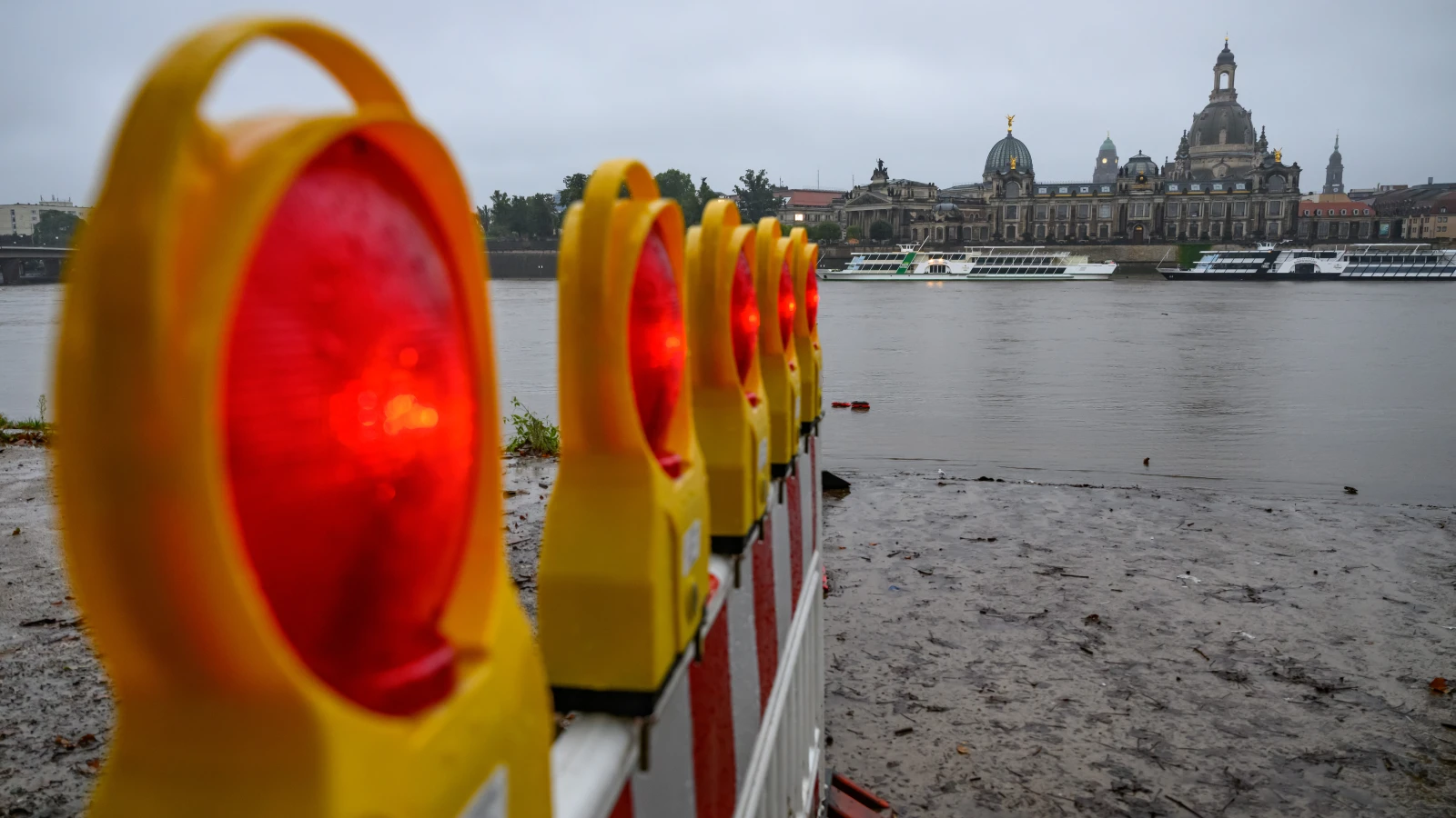 Dresden’de Su Seviyeleri Hızla Yükseliyor: İkinci Sel Alarmı Verildi, © dpa Dresden’de Su Seviyeleri Hızla Yükseliyor: İkinci Sel Alarmı Verildi, © dpa