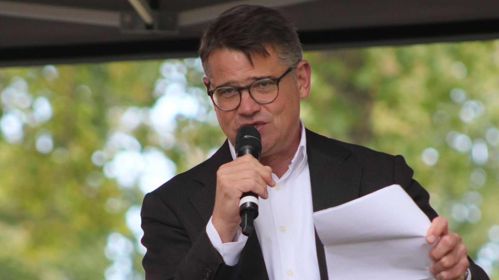 Hessen Başbakanı Boris Rhein hükümetin kadına yönelik şiddetle mücadele kapsamında bir mektup kaleme aldı. , © Shutterstock