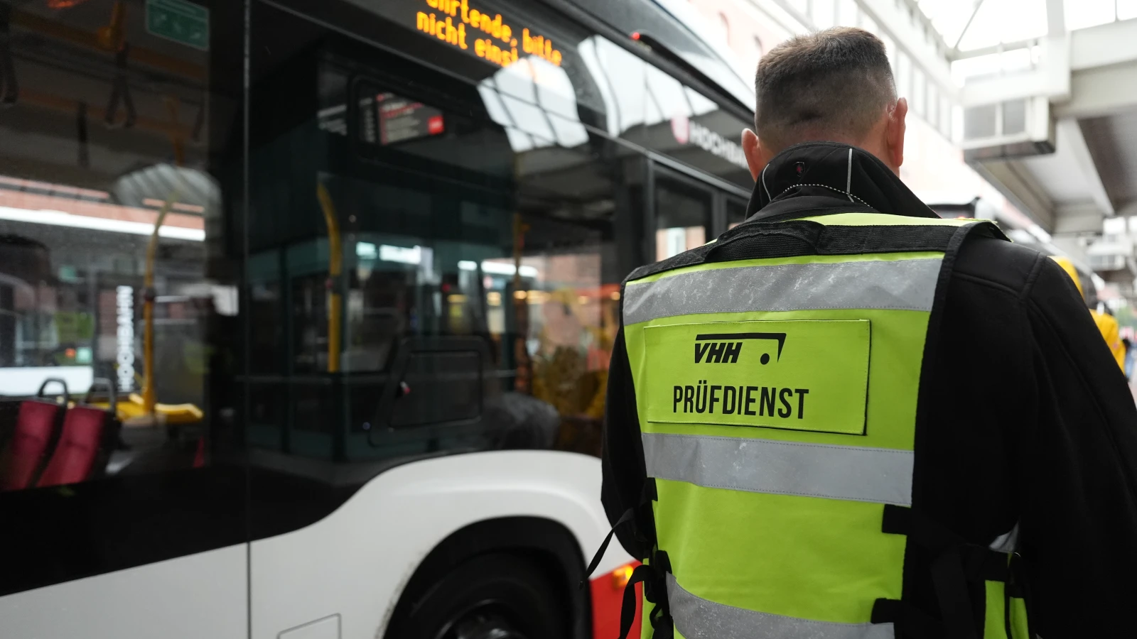 Hamburg’da “bilet maratonu”: 28 bin yolcu kontrol edildi, © Marcus Brandt/dpa Hamburg’da “bilet maratonu”: 28 bin yolcu kontrol edildi, © Marcus Brandt/dpa
