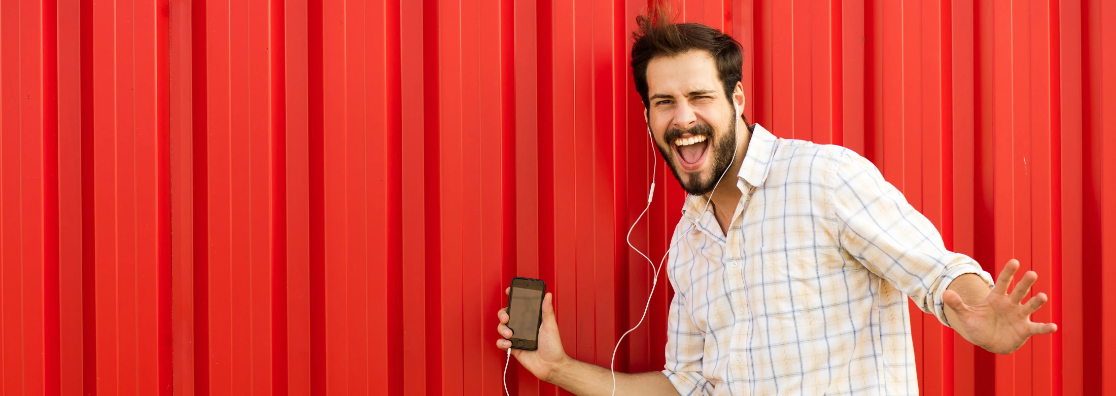 Mann hört über Kopfhörer Radio Hamburg, © shutterstock Mann hört über Kopfhörer Radio Hamburg, © shutterstock