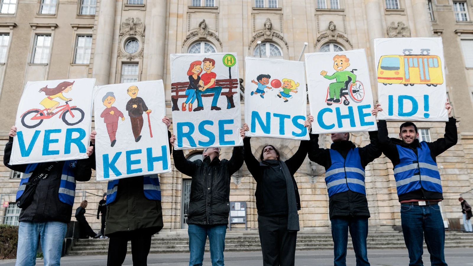 Berlin’de “Arabasız Şehir” Talebine Anayasa Mahkemesi Kararı Bekleniyor!, © Carsten Koall/dpa Berlin’de “Arabasız Şehir” Talebine Anayasa Mahkemesi Kararı Bekleniyor!, © Carsten Koall/dpa