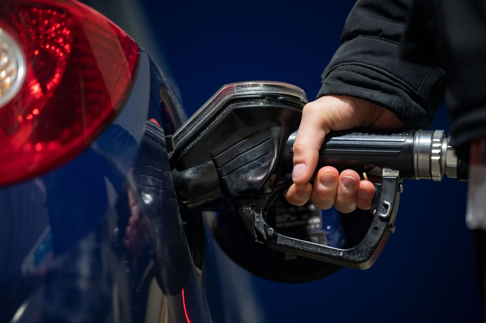 Ein Kunde einer Tankstelle füllt sein Auto mit Diesel-Kraftstoff.