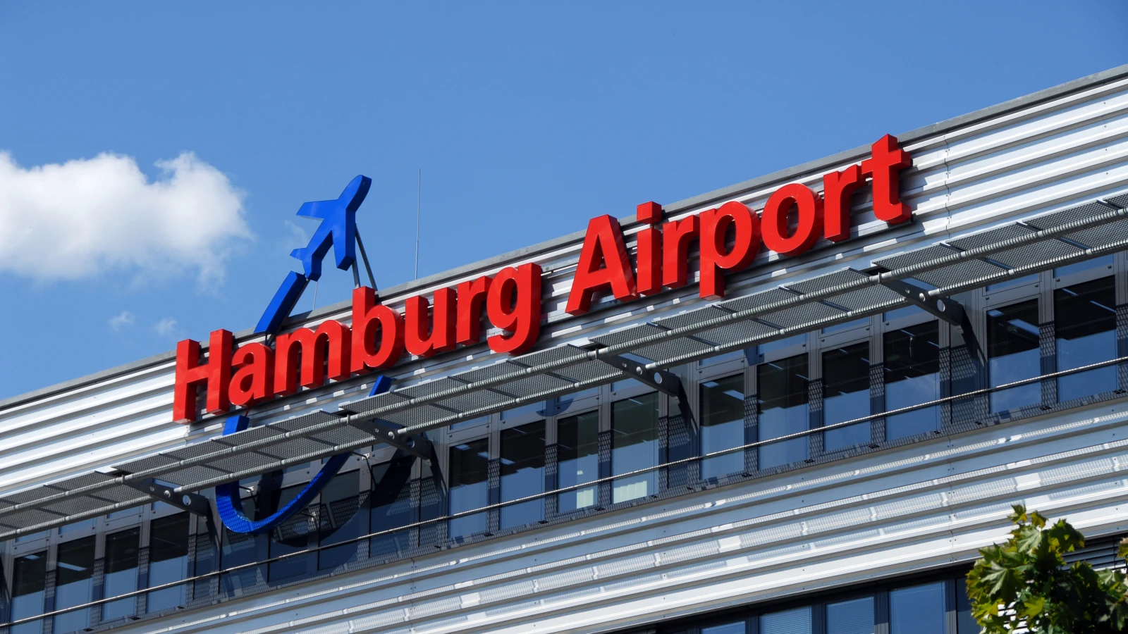 Hamburg Havalimanı’nı Durduran İklim Aktivistlerine 400 Bin Avro Para Cezası, © shutterstock Hamburg Havalimanı’nı Durduran İklim Aktivistlerine 400 Bin Avro Para Cezası, © shutterstock