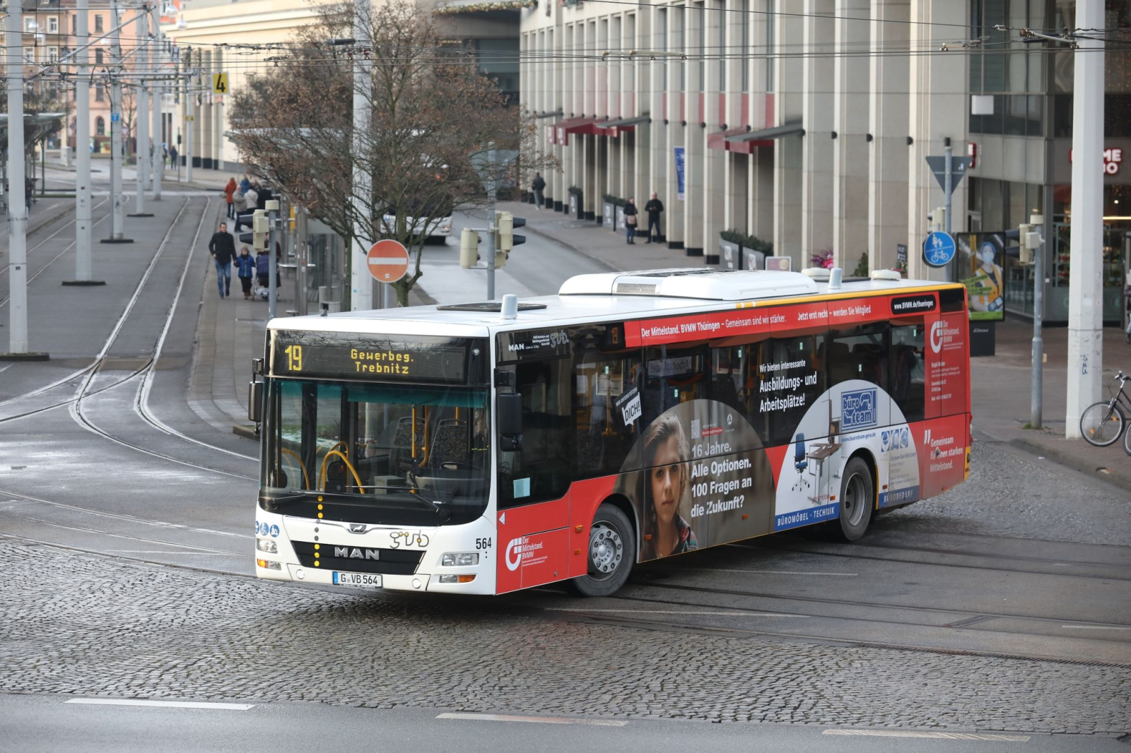 Ein Linienbus fährt durch die Innenstadt von Gera.