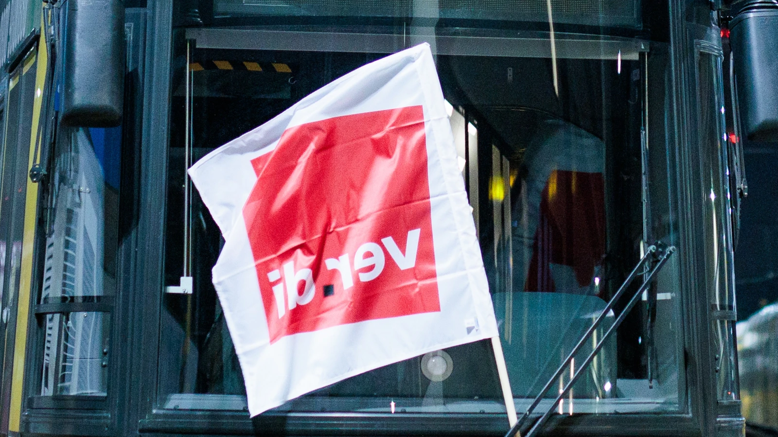 Berlin’de BVG Grevi Devam Ediyor: Ulaşım ve Çöp Toplama Hizmetleri Durdu, © dpa Berlin’de BVG Grevi Devam Ediyor: Ulaşım ve Çöp Toplama Hizmetleri Durdu, © dpa