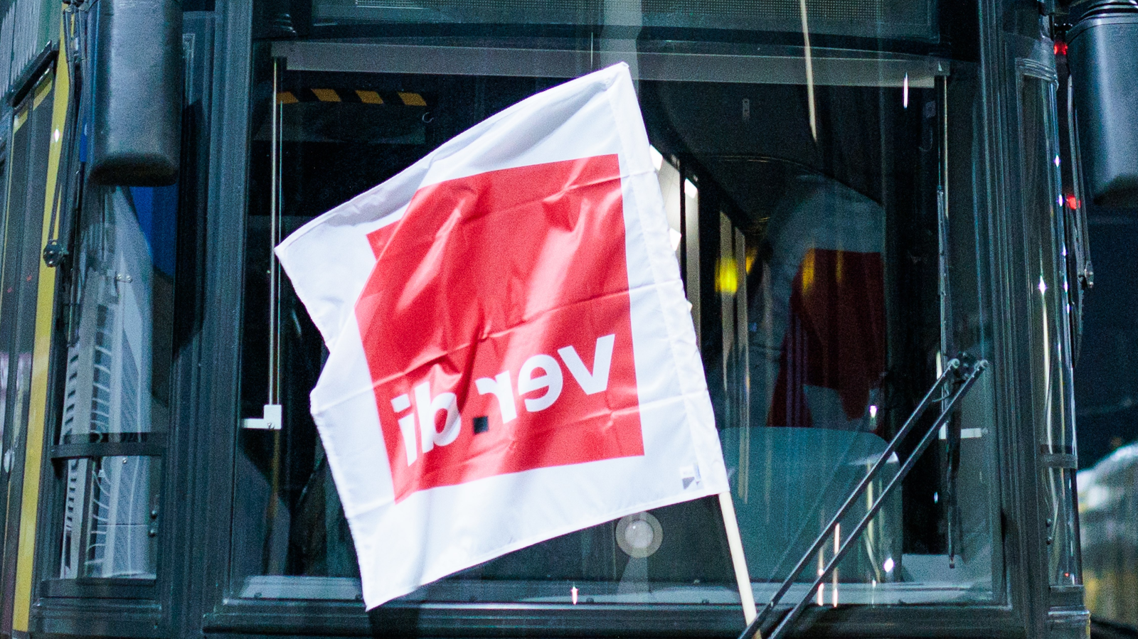 Berlin’de BVG Grevi Devam Ediyor: Ulaşım ve Çöp Toplama Hizmetleri Durdu, © dpa