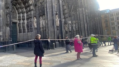 Köln’de Dev Atkı Eylemi: Çocuk Haklarına Dikkat çekildi, © wdr.de Köln’de Dev Atkı Eylemi: Çocuk Haklarına Dikkat çekildi, © wdr.de