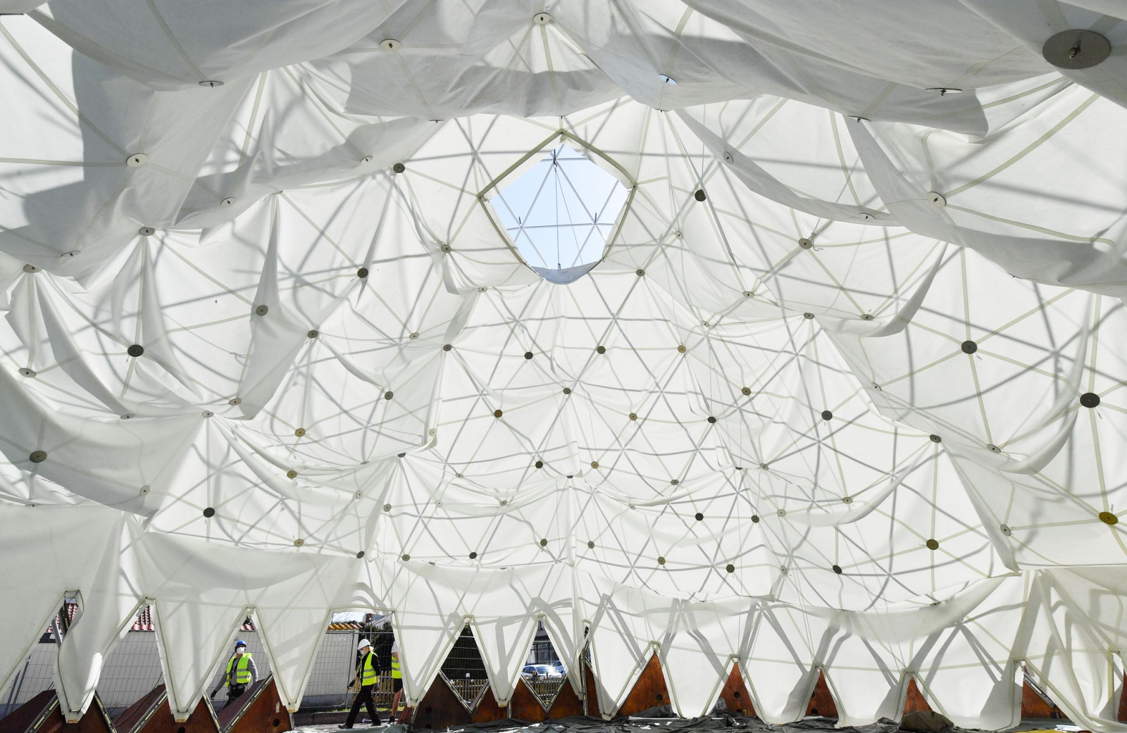 Spezialisten errichten den sogenannten Klimapavillon.