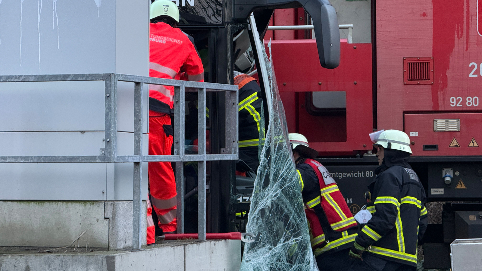 Hamburg’da Otobüs ile Lokomotif Çarpıştı: 1 Ölü, Çok Sayıda Yaralı, © Sebastian Peters/NEWS5/dpa