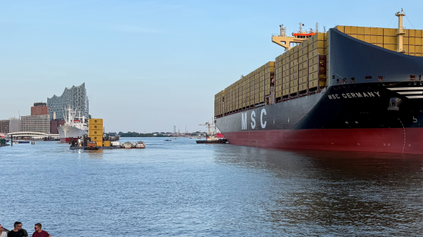 MSC Germany Containerschiff im Hamburger Hafen, © Shutterstock