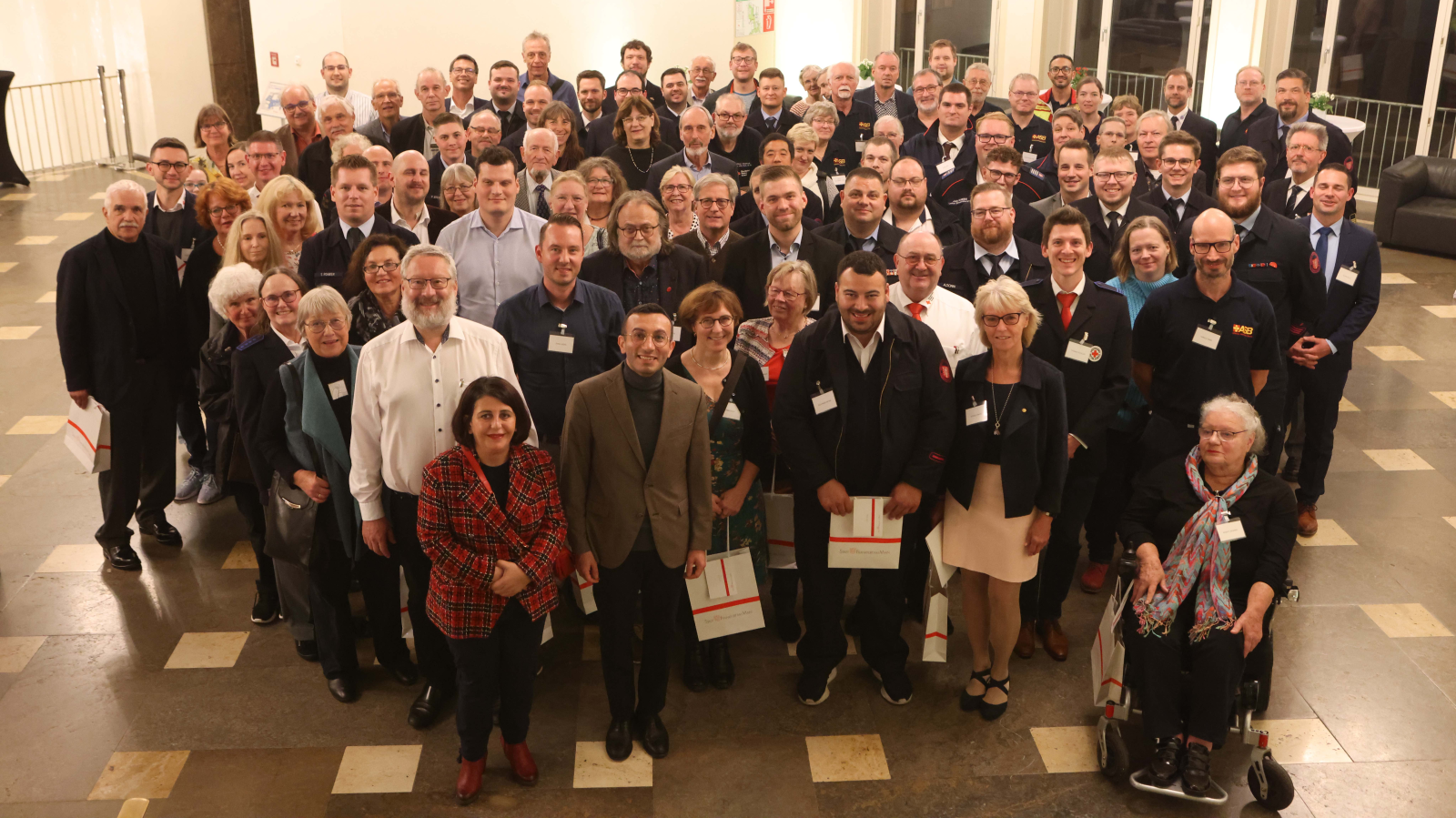 Oberbürgermeister Mike Josef und Stadtverordnetenvorsteherin Hilime Arslaner mit den Geehrten im Römer, © Stadt Frankfurt am Main, Foto: Maik Reuß