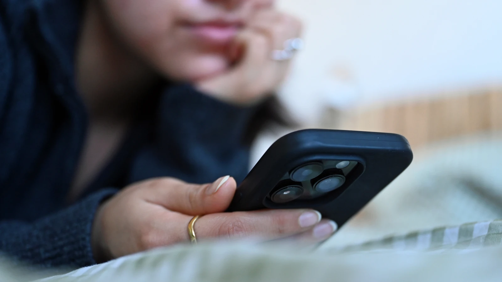 SPD’den Sosyal Medyaya Yaş Sınırı ve Algoritma Kısıtlaması Planı, © Elisa Schu/dpa SPD’den Sosyal Medyaya Yaş Sınırı ve Algoritma Kısıtlaması Planı, © Elisa Schu/dpa