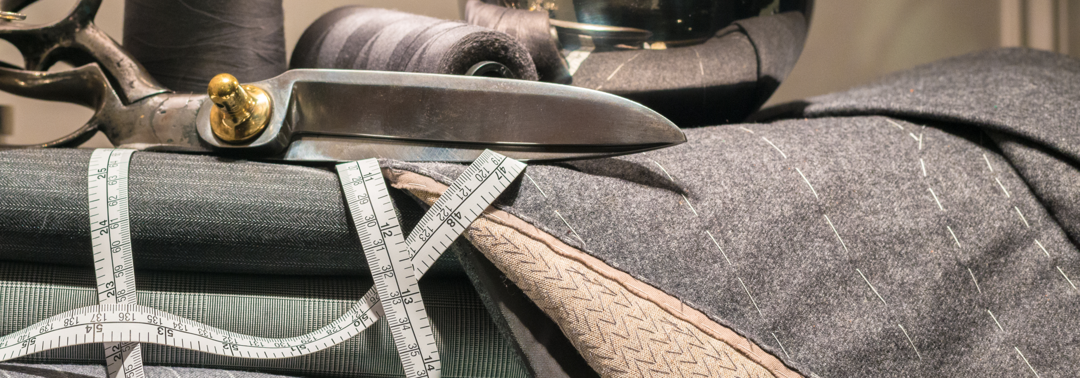 Stoff, Schere, Faden, Massband, © Shutterstock