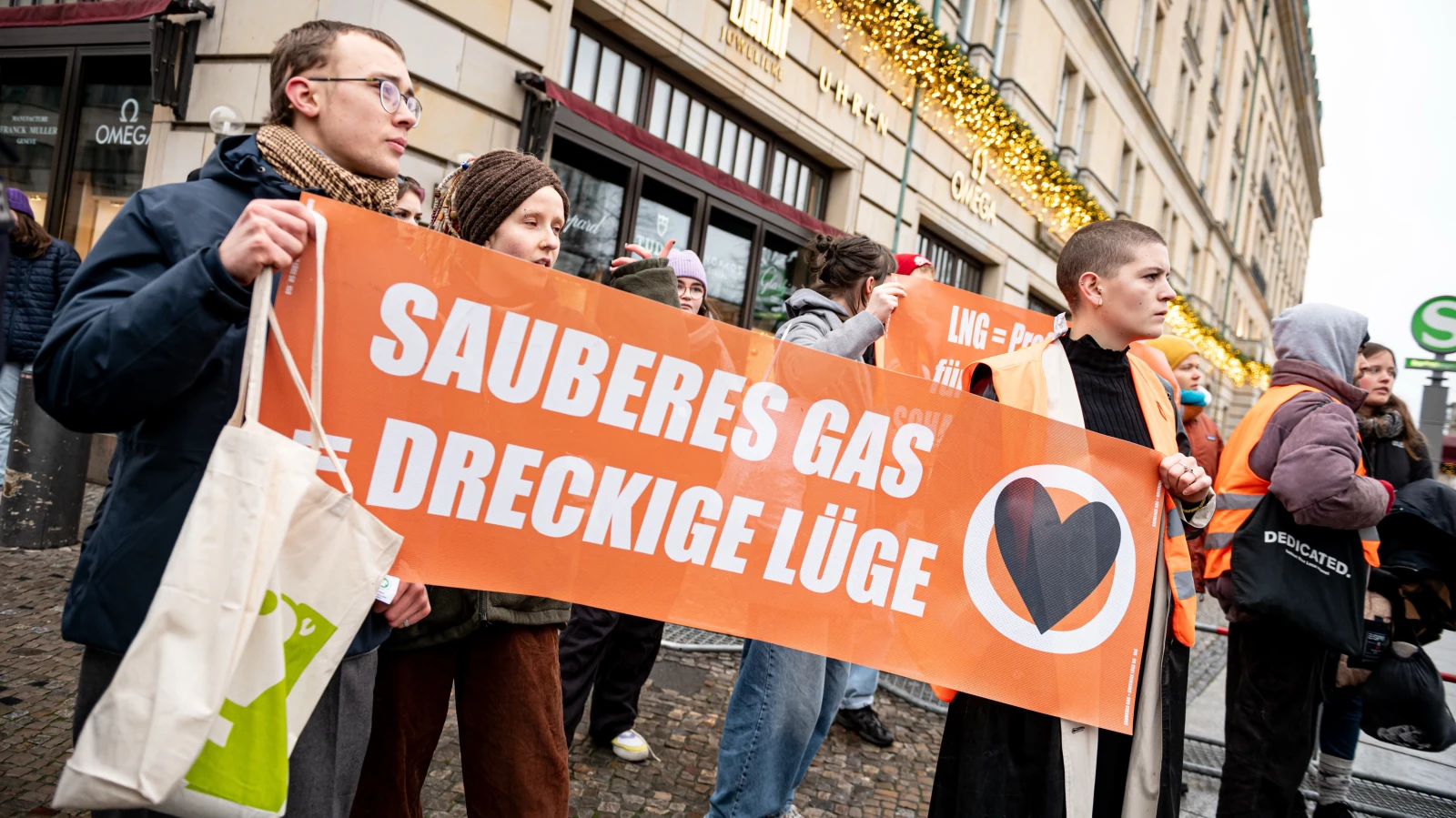 Berlin’de Gaz Konferansına Karşı İklim Protestoları!, © dpa Berlin’de Gaz Konferansına Karşı İklim Protestoları!, © dpa