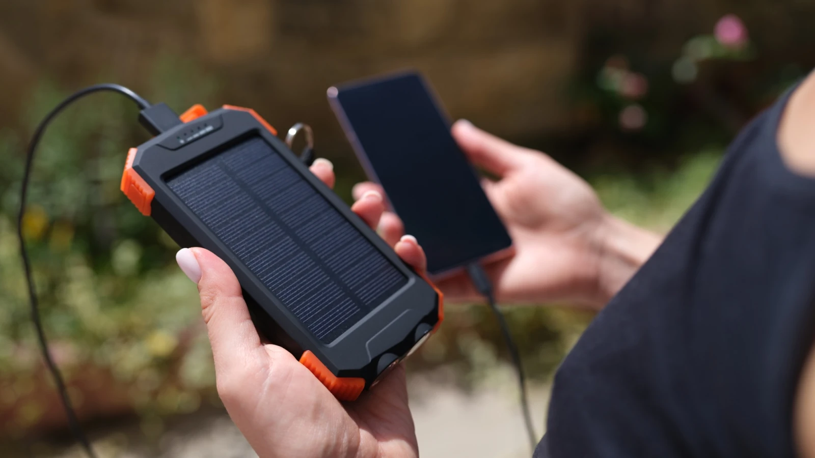 Mit einer Solar-Powerbank könnt ihr auch unterwegs euer Handy aufladen, © H_Ko, Shutterstock Mit einer Solar-Powerbank könnt ihr auch unterwegs euer Handy aufladen, © H_Ko, Shutterstock