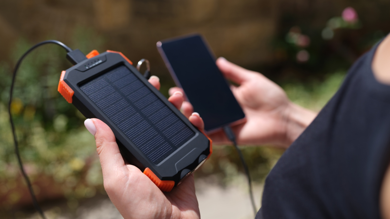 Mit einer Solar-Powerbank könnt ihr auch unterwegs euer Handy aufladen, © H_Ko, Shutterstock