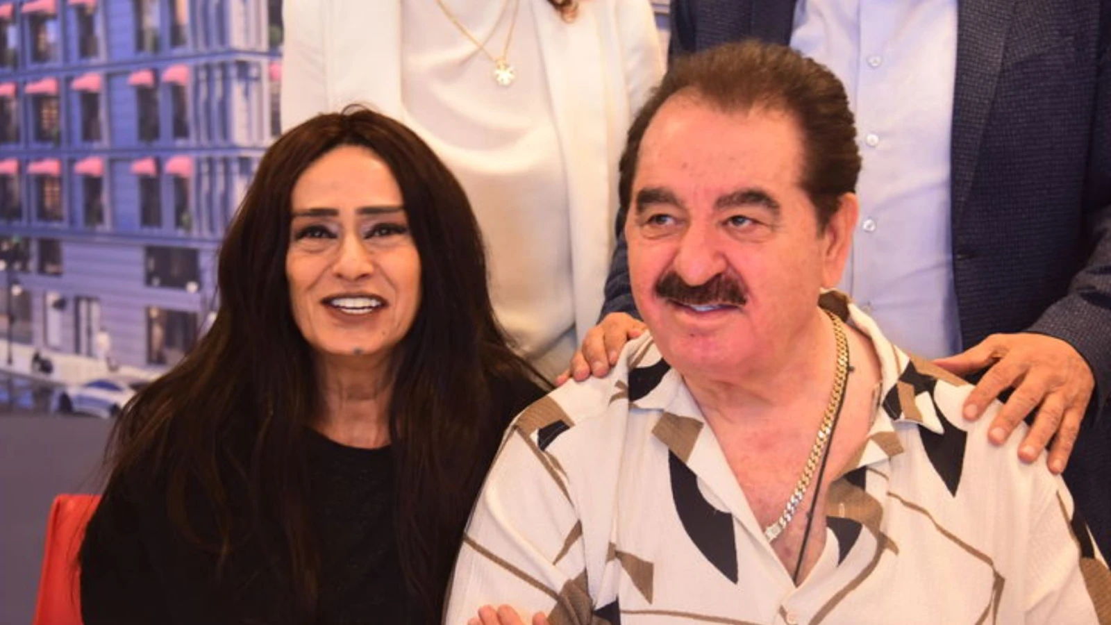 Yılların Ardından Tatlıses ve Tilbe Mangal Başında Yan Yana Geldi, © Habertürk Yılların Ardından Tatlıses ve Tilbe Mangal Başında Yan Yana Geldi, © Habertürk