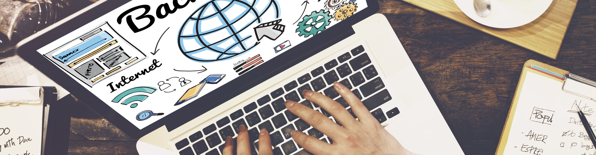 Von oben fotografierter Laptop und die Hände sind zu sehen, © Shutterstock