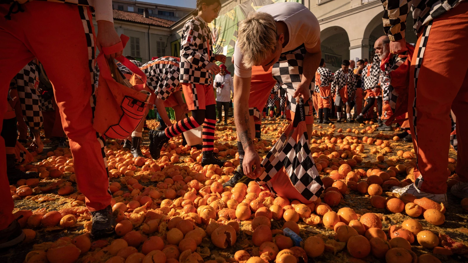 Mönchengladbach’ta Binlerce Portakal Yasadışı Şekilde Atıldı, © dpa Mönchengladbach’ta Binlerce Portakal Yasadışı Şekilde Atıldı, © dpa