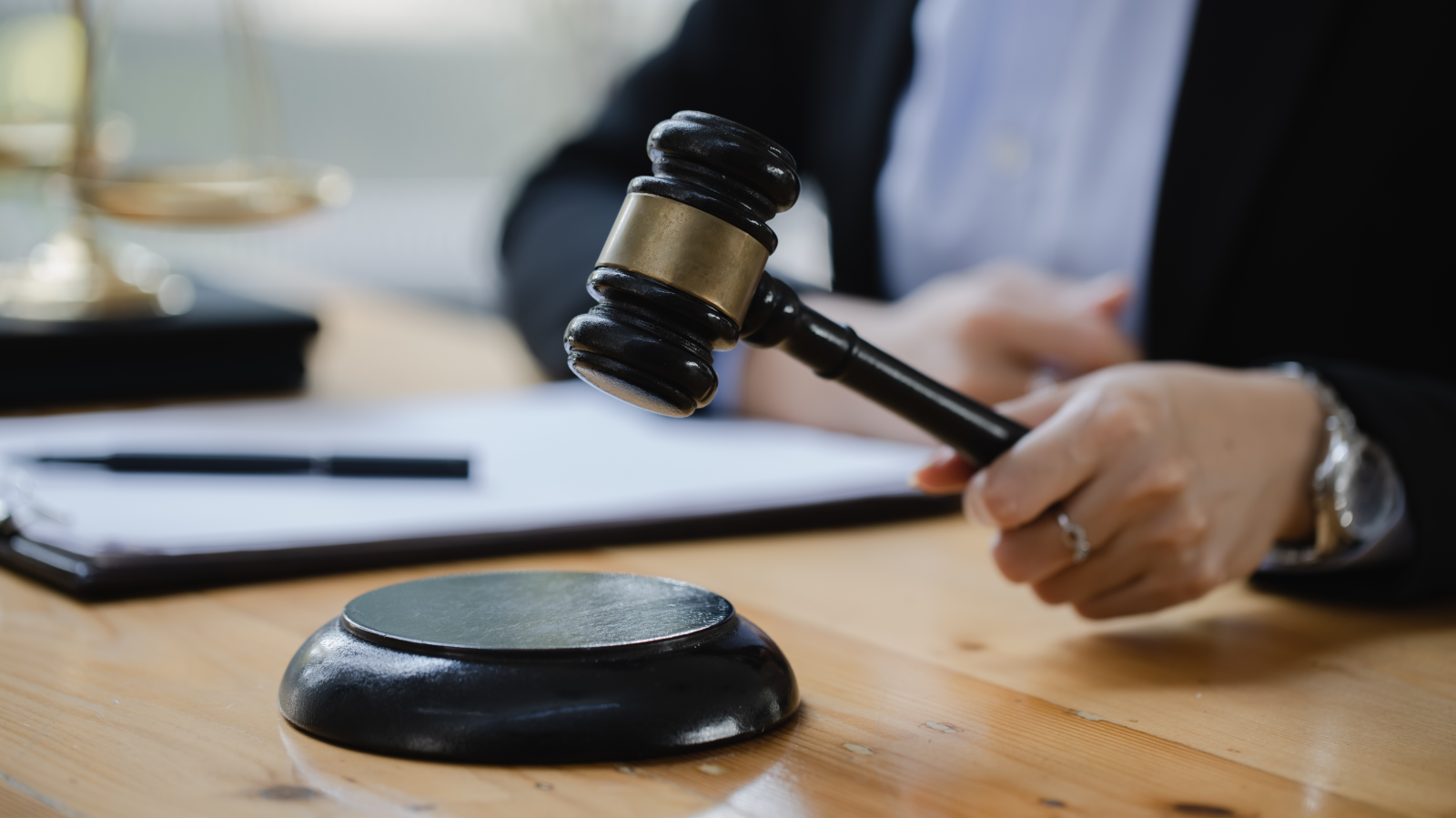 Haßlochlu 35 yaşındaki sürücü, tehlikeli hız ihlalleri ve kazalar nedeniyle bir yıl şartlı hapis cezasına çarptırıldı, © shutterstock