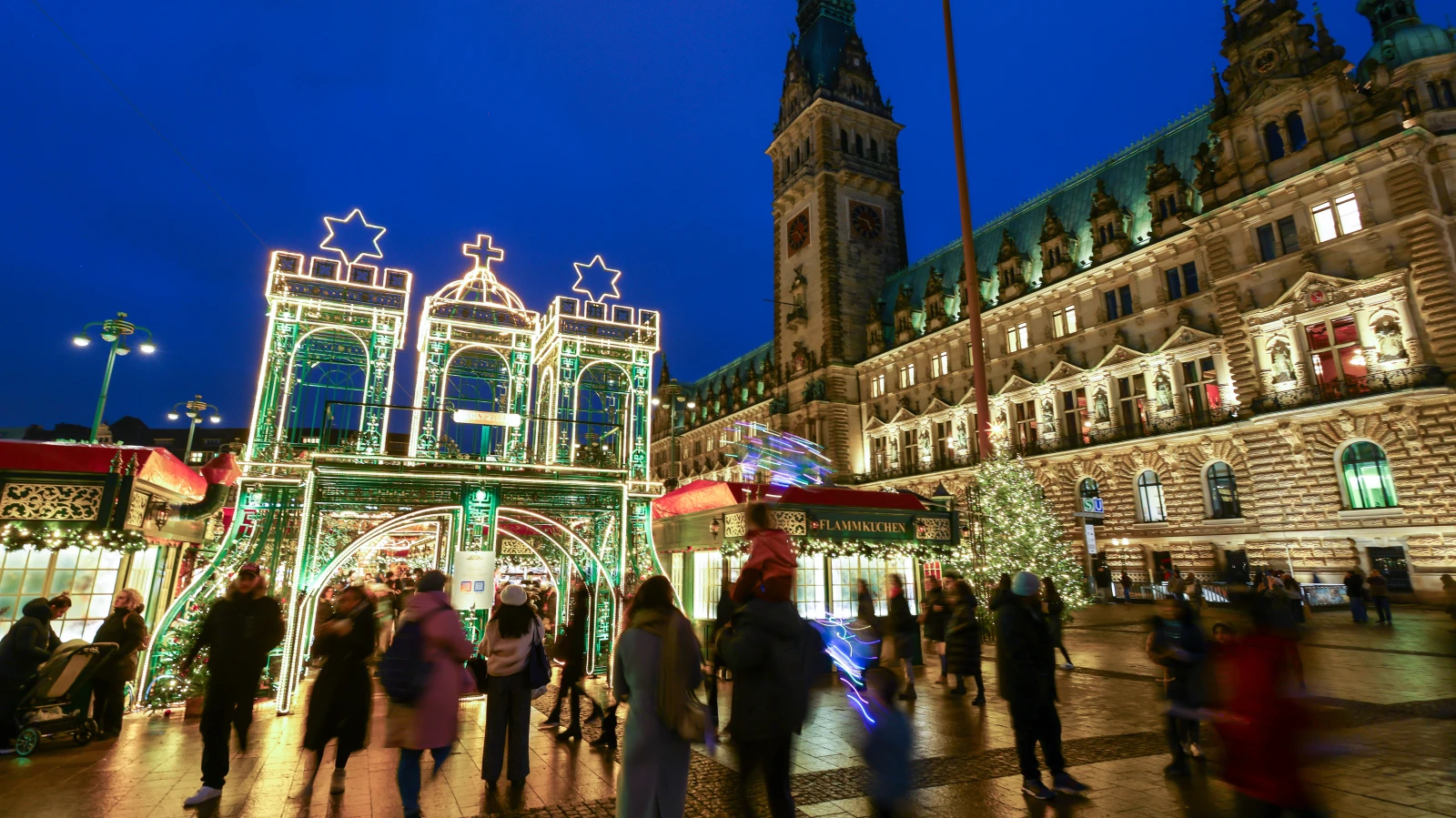 Hamburg’da Noel Dönemi: Ziyaretçi Sayısı Artıyor, Harcamalar Azalıyor, © Christian Charisius/dpa Hamburg’da Noel Dönemi: Ziyaretçi Sayısı Artıyor, Harcamalar Azalıyor, © Christian Charisius/dpa