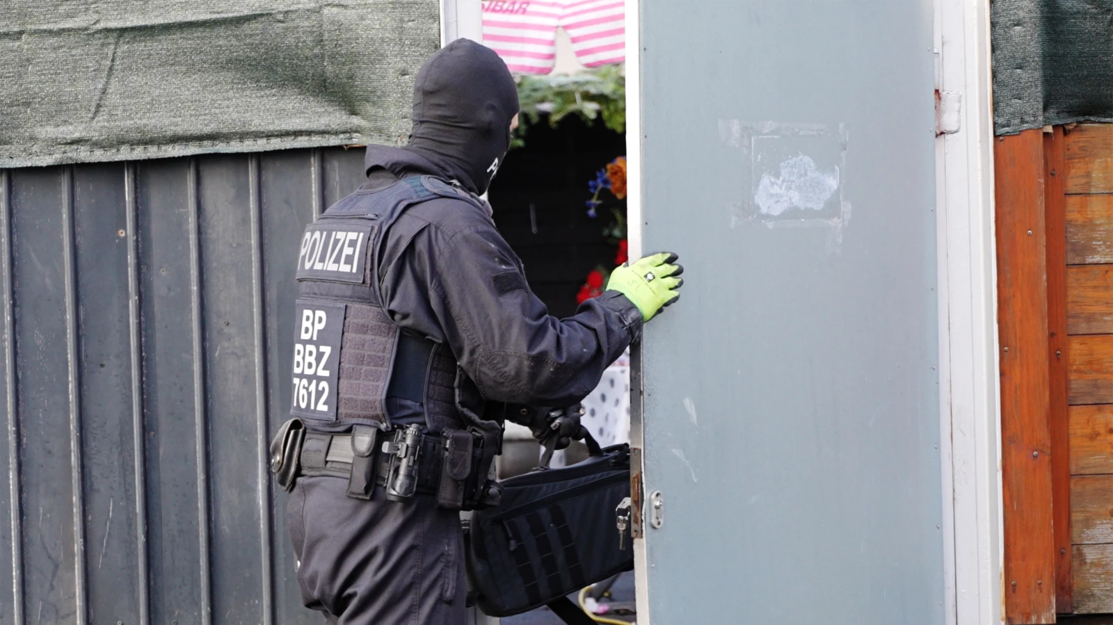 Polis Hessen ve Stuttgart’ta Eş Zamanlı Baskınlar Düzenledi, © Andreas Arnold/dpa Polis Hessen ve Stuttgart’ta Eş Zamanlı Baskınlar Düzenledi, © Andreas Arnold/dpa