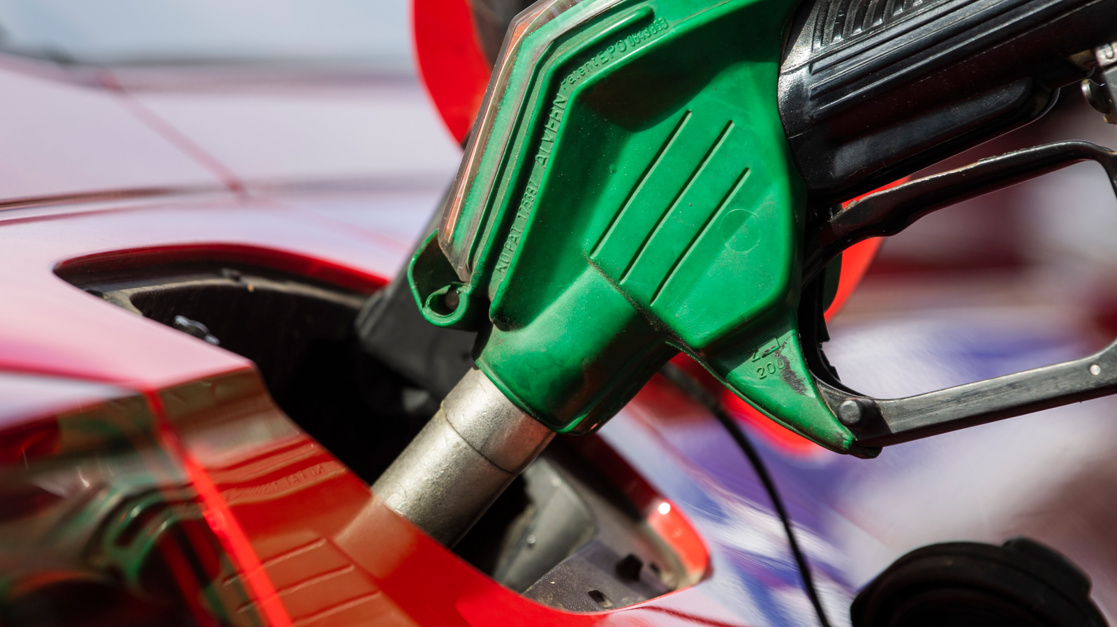 Benzin İstasyonunda Şok Fiyat: 1 Sente Benzin!, © Foto: Christophe Gateau/dpa