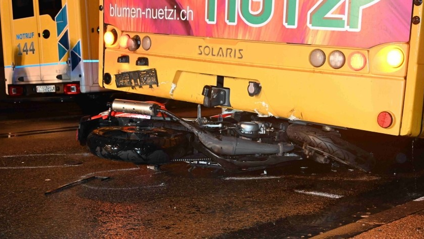 Unfall zwischen Motorrad und Postauto, © Kantonspolizei St. Gallen