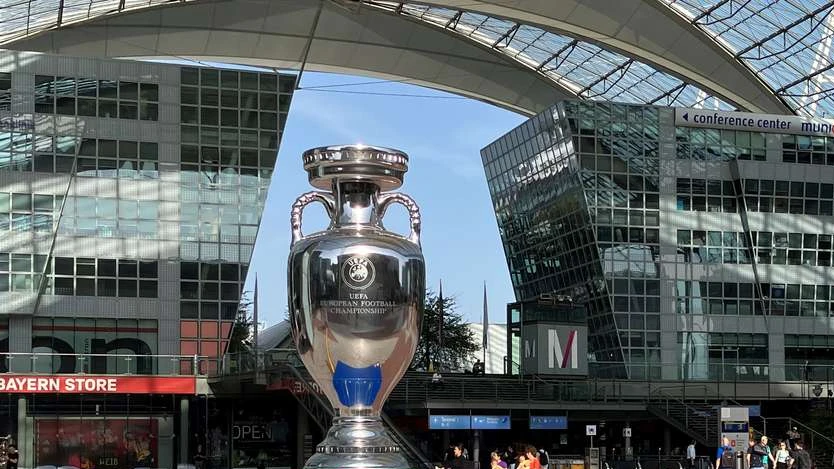 Euro 2024 Yaklaşıyor 'Düsseldorf'ta Kupa Heyecanı' Euro 2024 Yaklaşıyor 'Düsseldorf'ta Kupa Heyecanı'