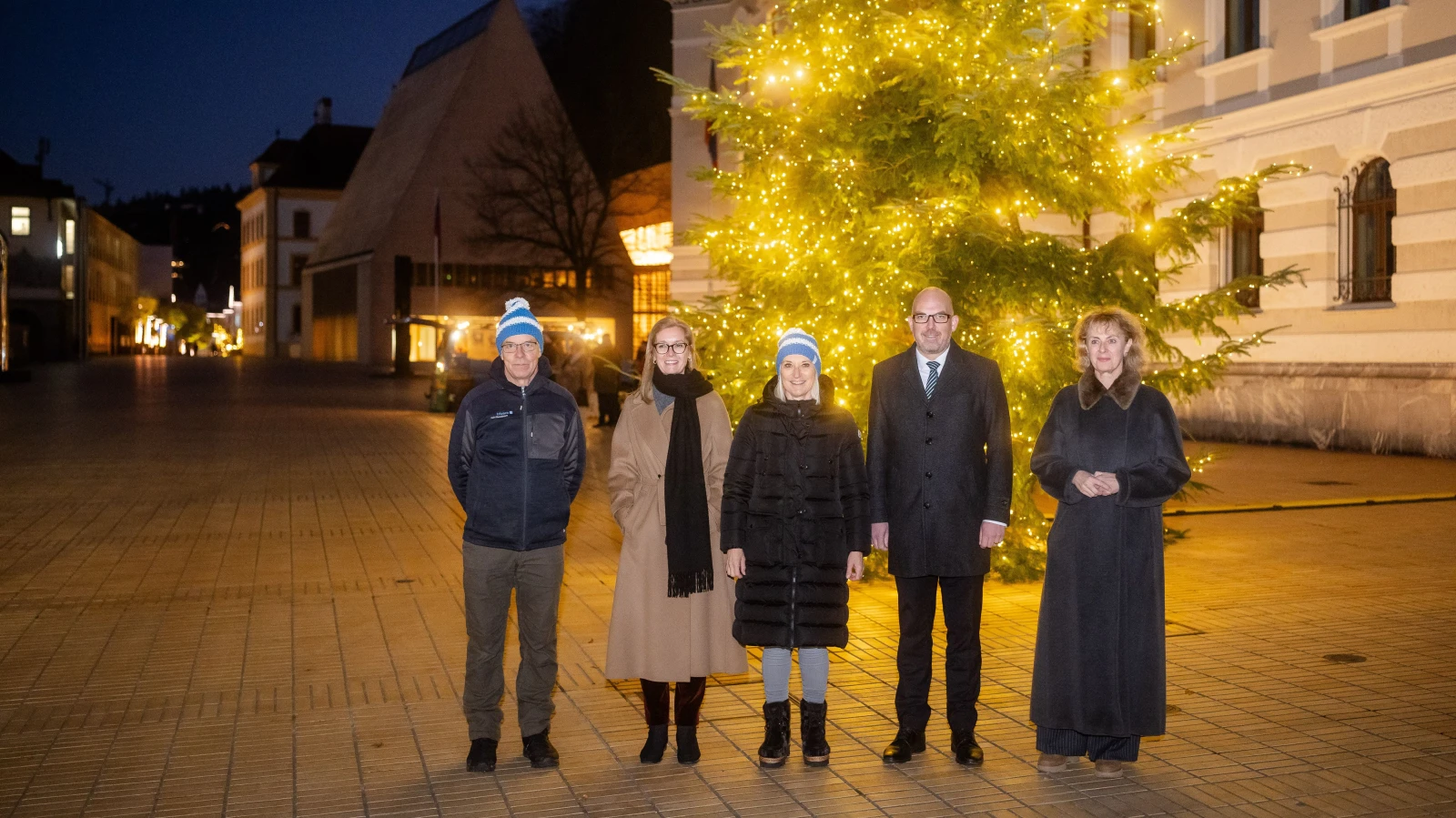 Regierung empfängt Weihnachtsbaum der Gemeinde Triesen, © IKR Regierung empfängt Weihnachtsbaum der Gemeinde Triesen, © IKR