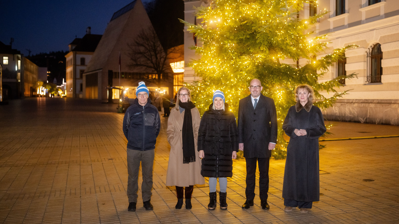 Regierung empfängt Weihnachtsbaum der Gemeinde Triesen, © IKR