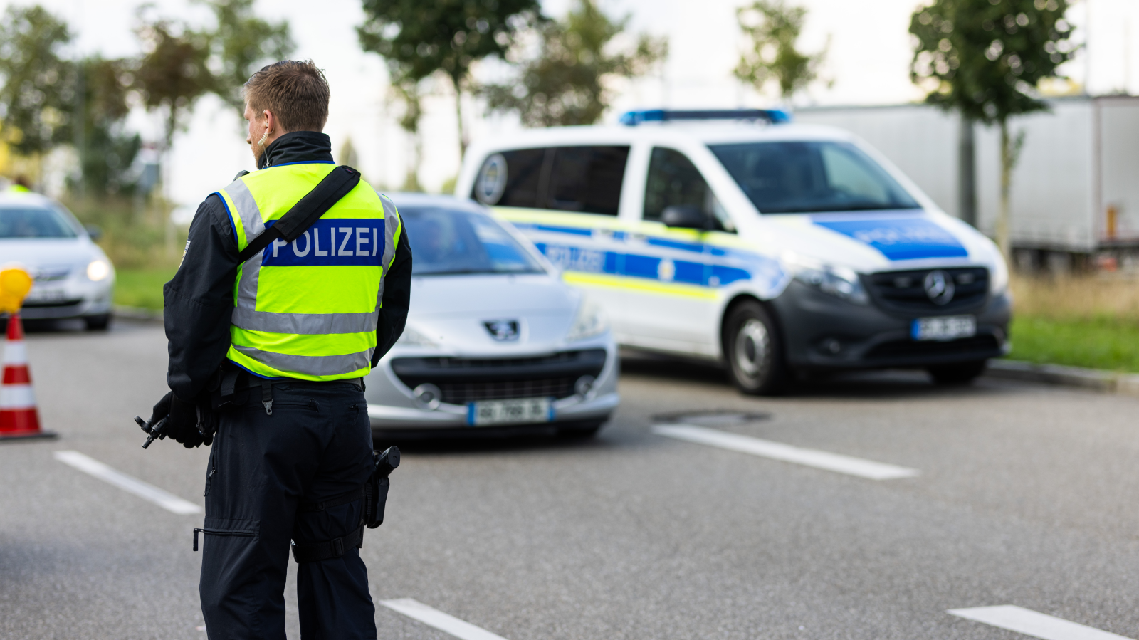 Rüsselsheim'de Trafik Denetimi: Hız İhlali, Emniyet Kemeri ve Sahte Plaka!, © dpa