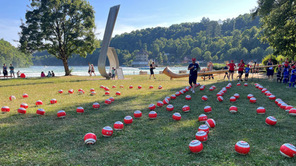 100 Mädchen kicken Fussbälle in das Rheinfallbecken, © Radio Munot