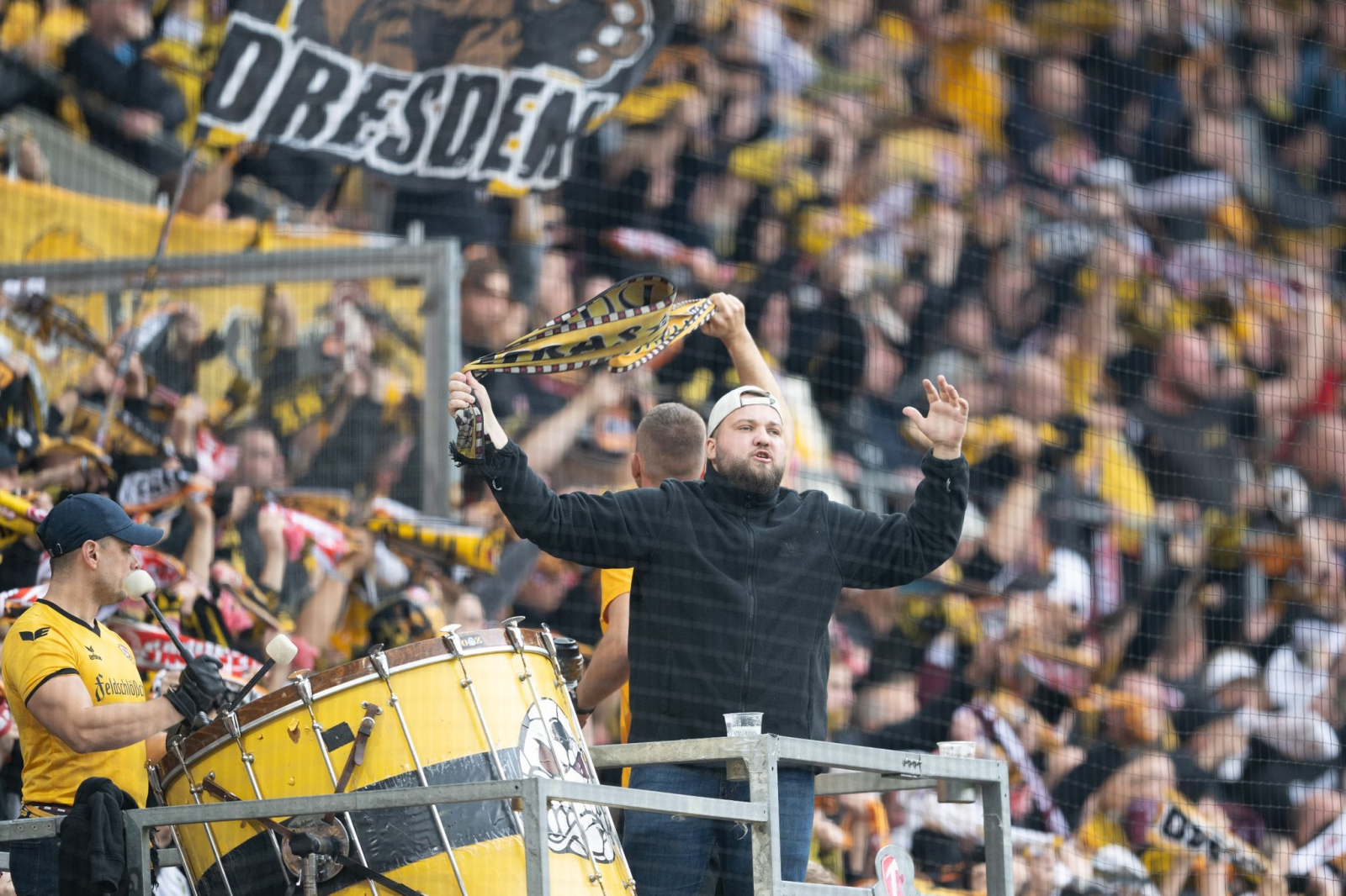 Die Fans von Dynamo Dresden jubeln während des Spiels.