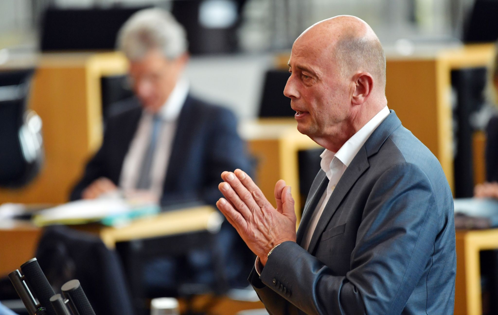 Wirtschaftsminister Wolfgang Tiefensee (SPD) spricht im Thüringer Landtag.