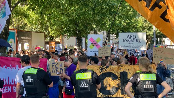 Kreuzberg’de AfD Ziyaretine Karşı Protesto!, © Andreas Heimann/dpa