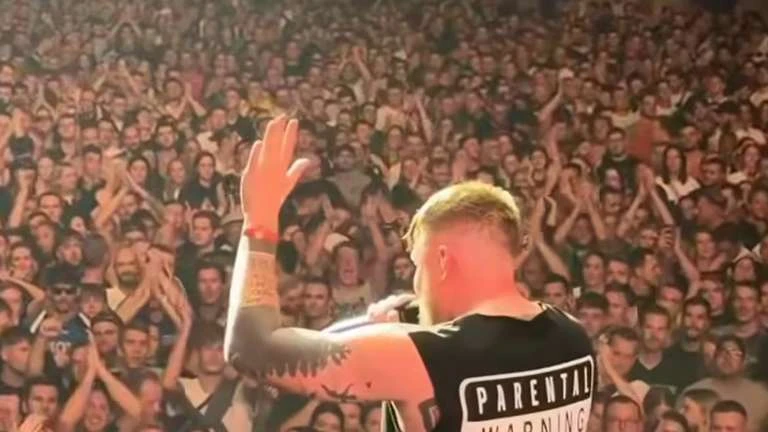 Rapçi Finch Frankfurt konserinde bir tacizciyi dışarı attırdı!, © Finch Instagram Rapçi Finch Frankfurt konserinde bir tacizciyi dışarı attırdı!, © Finch Instagram