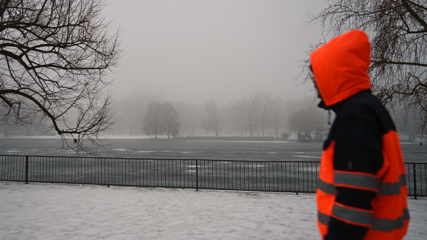 Berlin ve Brandenburg’da buzlanma kazaları: Çok sayıda yaralı, hava yeniden ısınıyor, © Lilli Förter/dpa