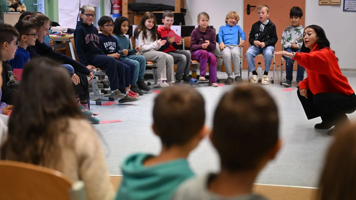 Offenbach’ta Öğrenciler Şiddetsiz Çözüm Öğreniyor!, © Arne Dedert/dpa Offenbach’ta Öğrenciler Şiddetsiz Çözüm Öğreniyor!, © Arne Dedert/dpa