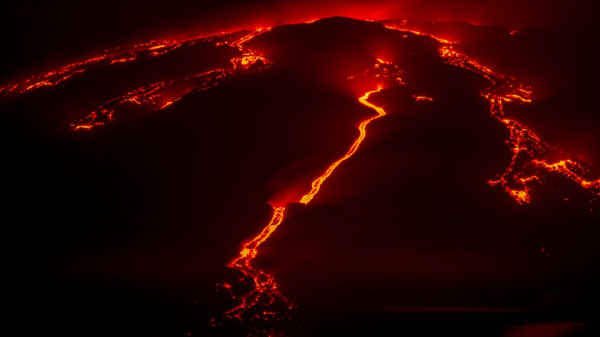 Etna Yanardağı yeniden faaliyette: Lav püskürtüyor, uyarı seviyesi yükseltildi, © Salvatore Allegra/AP/dpa