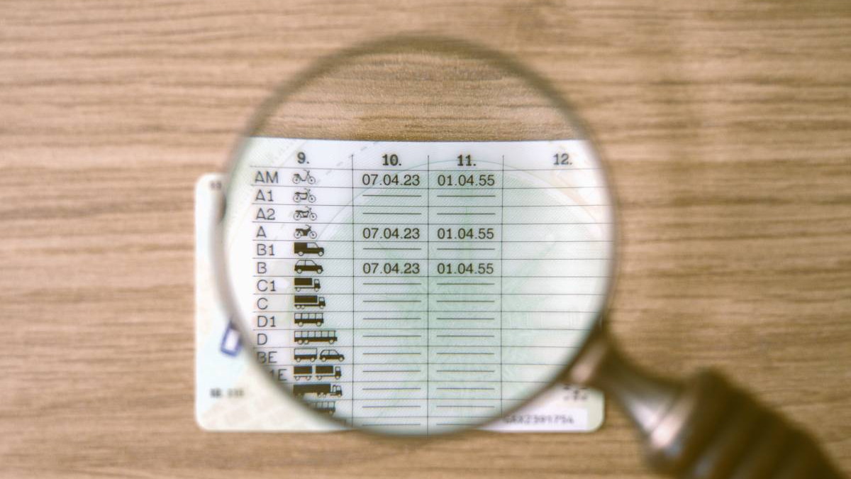 Was tun, wenn auf Reisen Ausweis oder Führerschein verschwinden?, © Foto: Milosz Kubiak / Shutterstock