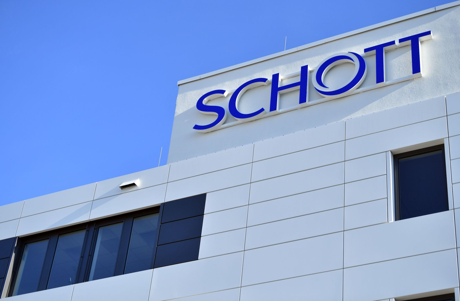 "Schott" steht an der Fassade des Gebäudes auf dem Gelände eines Produktionsstandortes der Schott AG.