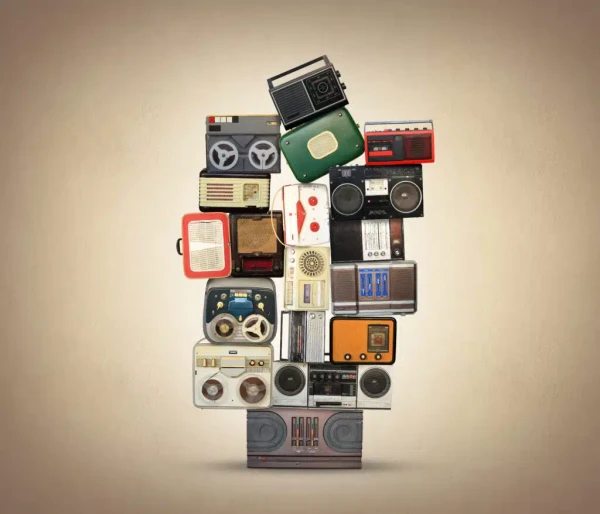 mehrere Radios sind auf einander gestapelt, © Shutterstock mehrere Radios sind auf einander gestapelt, © Shutterstock