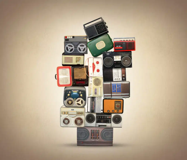 mehrere Radios sind auf einander gestapelt, © Shutterstock