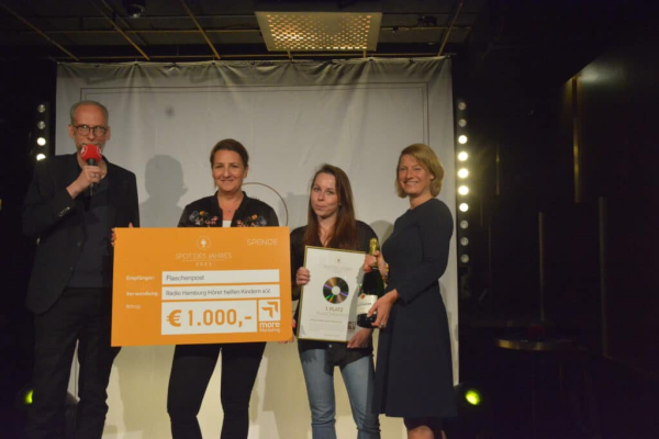 Von links: John Ment (radio Hamburg), Jennifer Tyrolt und Kira Teichert (pilot Hamburg), Martina Burow (more Marketing)